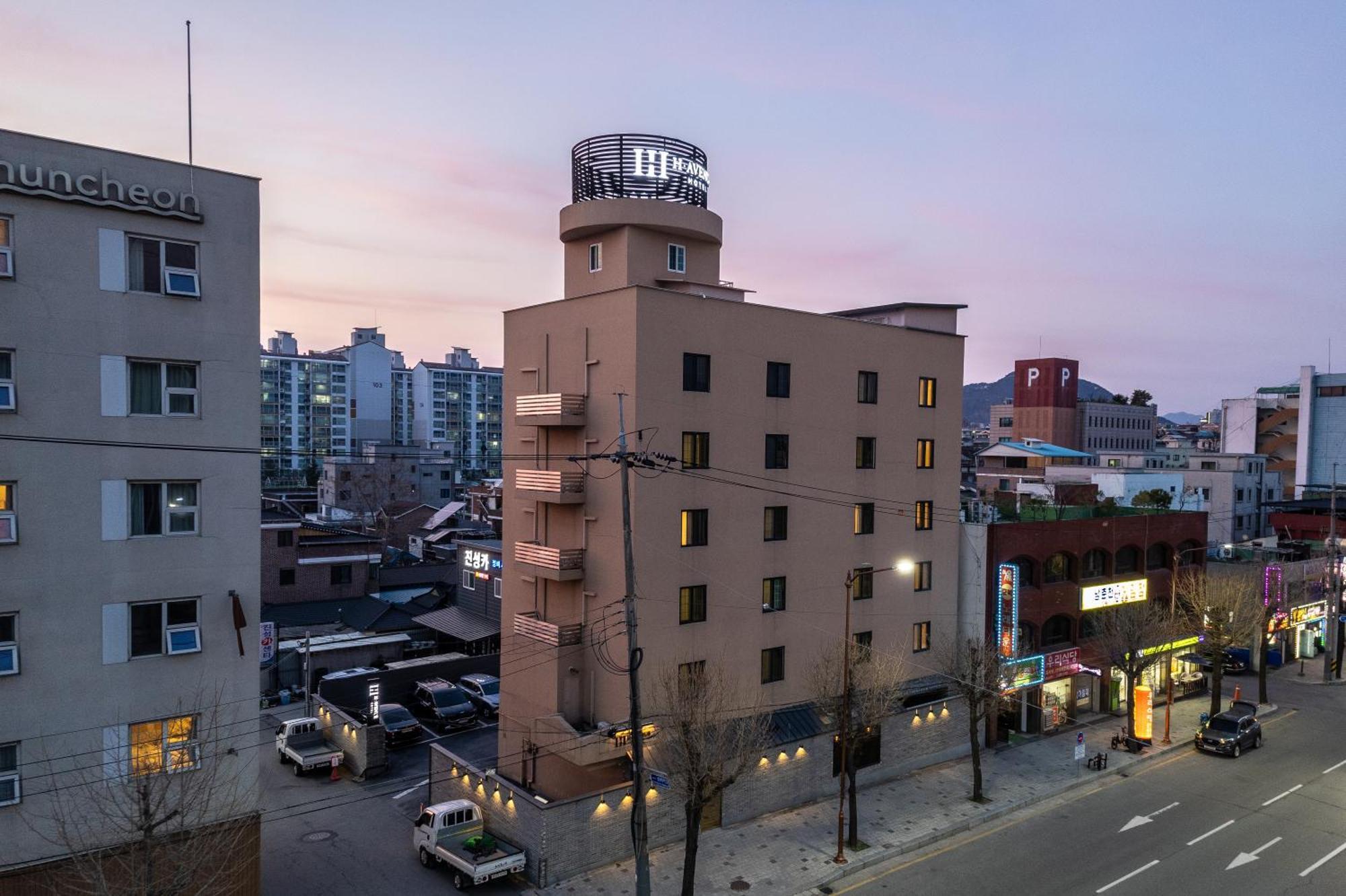 H Avenue Chuncheon Hotell Exteriör bild