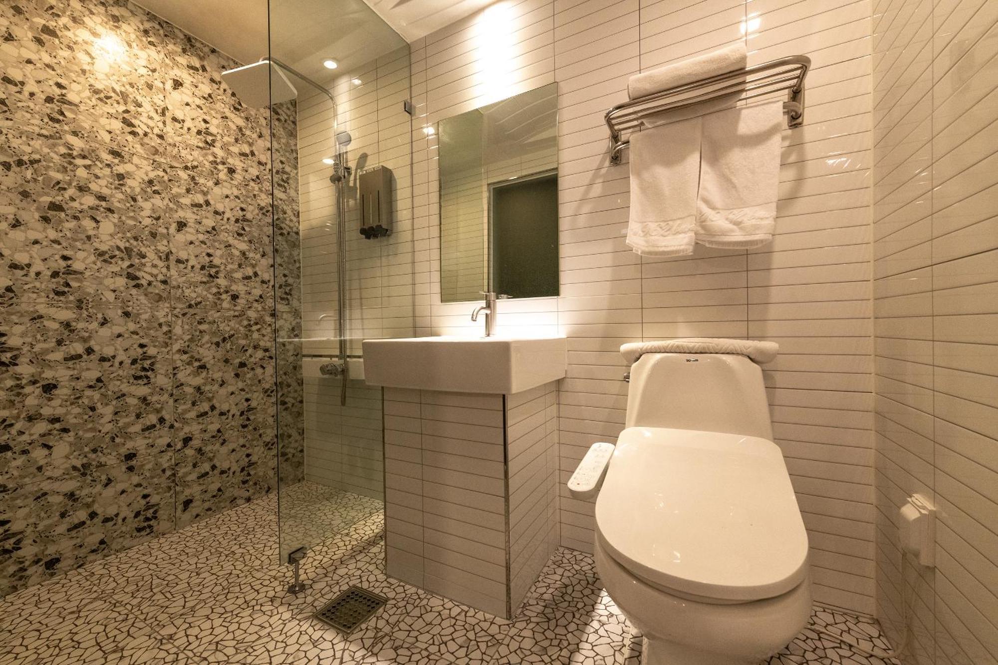 H Avenue Chuncheon Hotell Exteriör bild