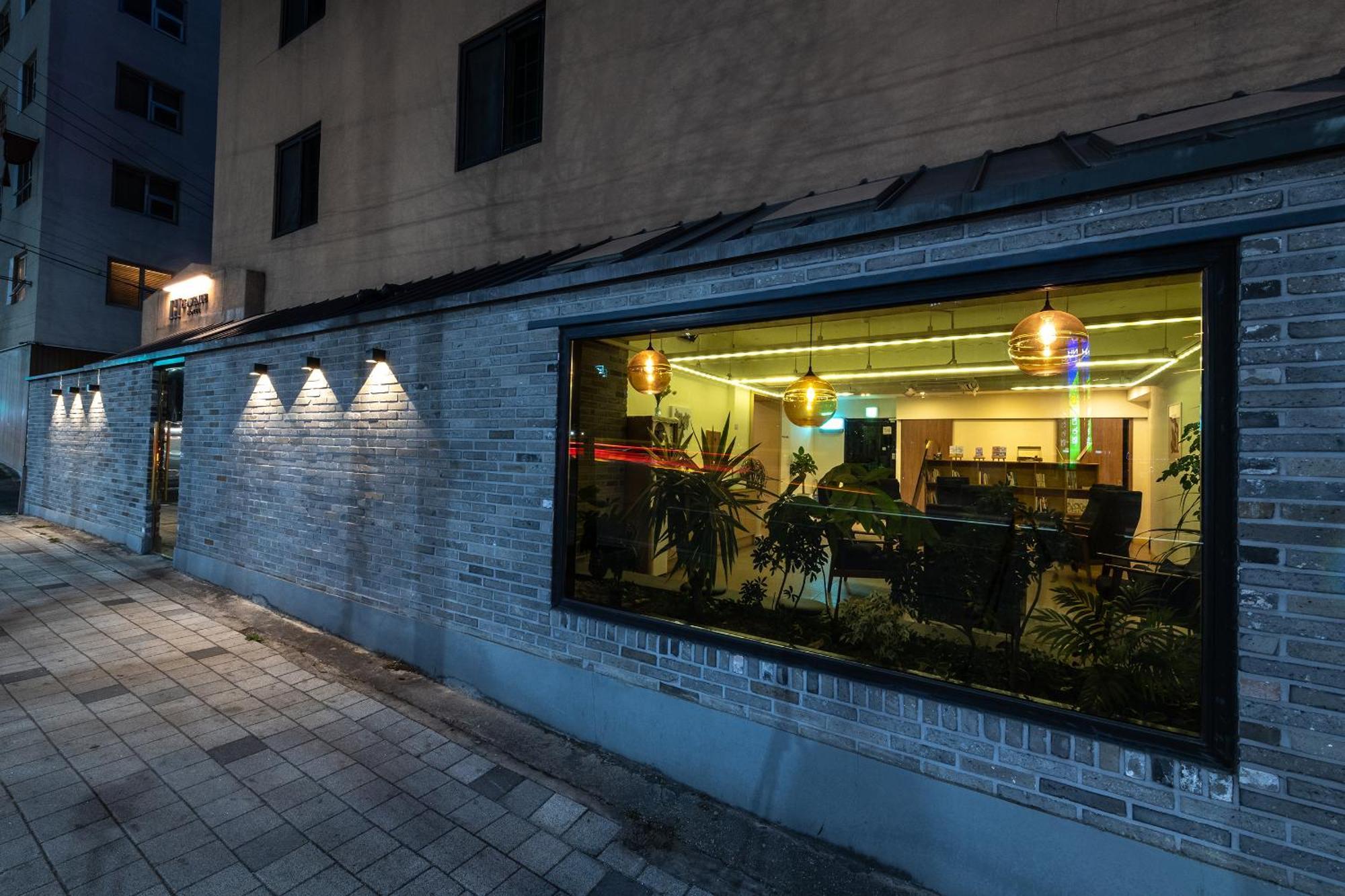 H Avenue Chuncheon Hotell Exteriör bild