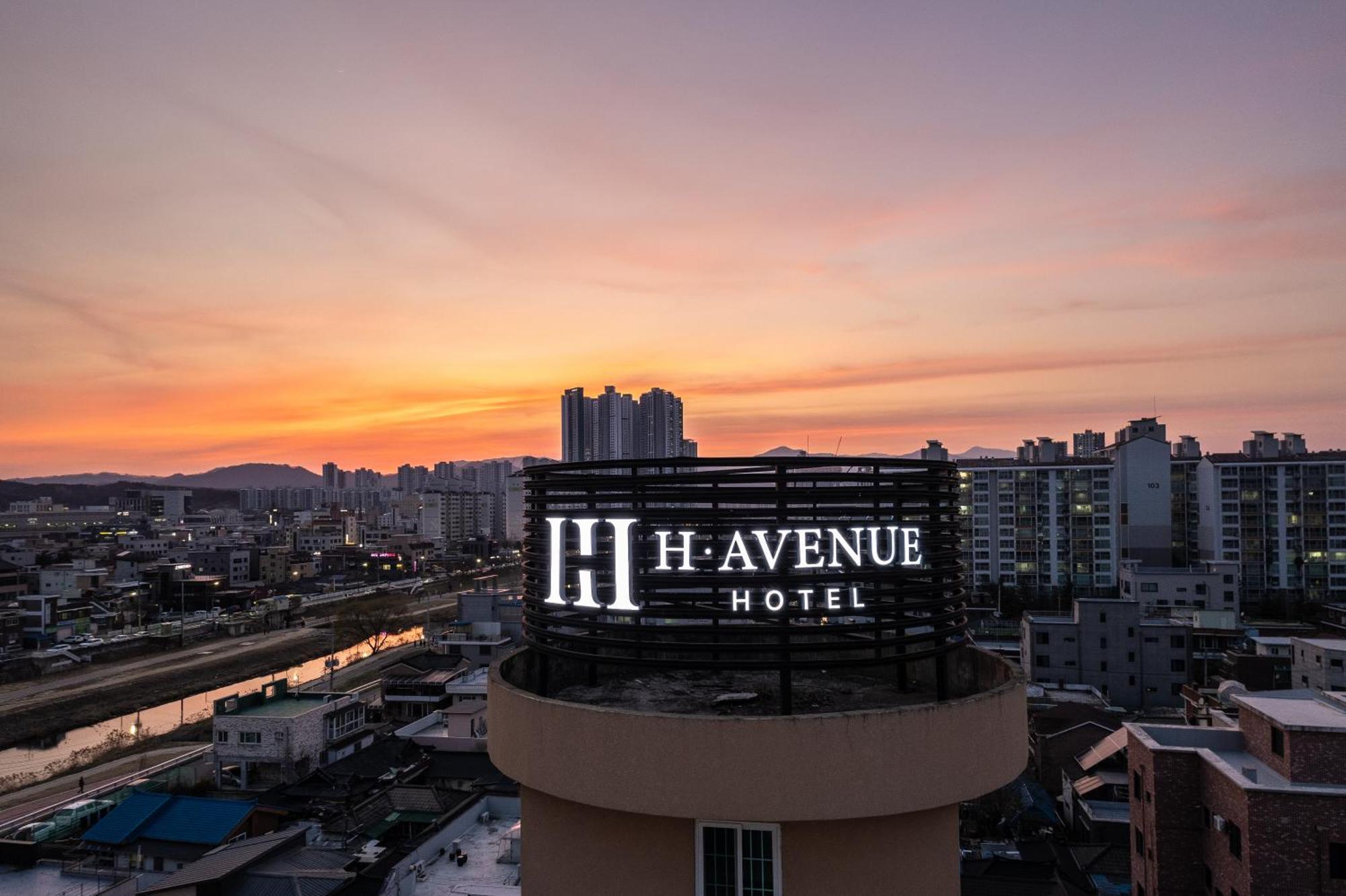H Avenue Chuncheon Hotell Exteriör bild