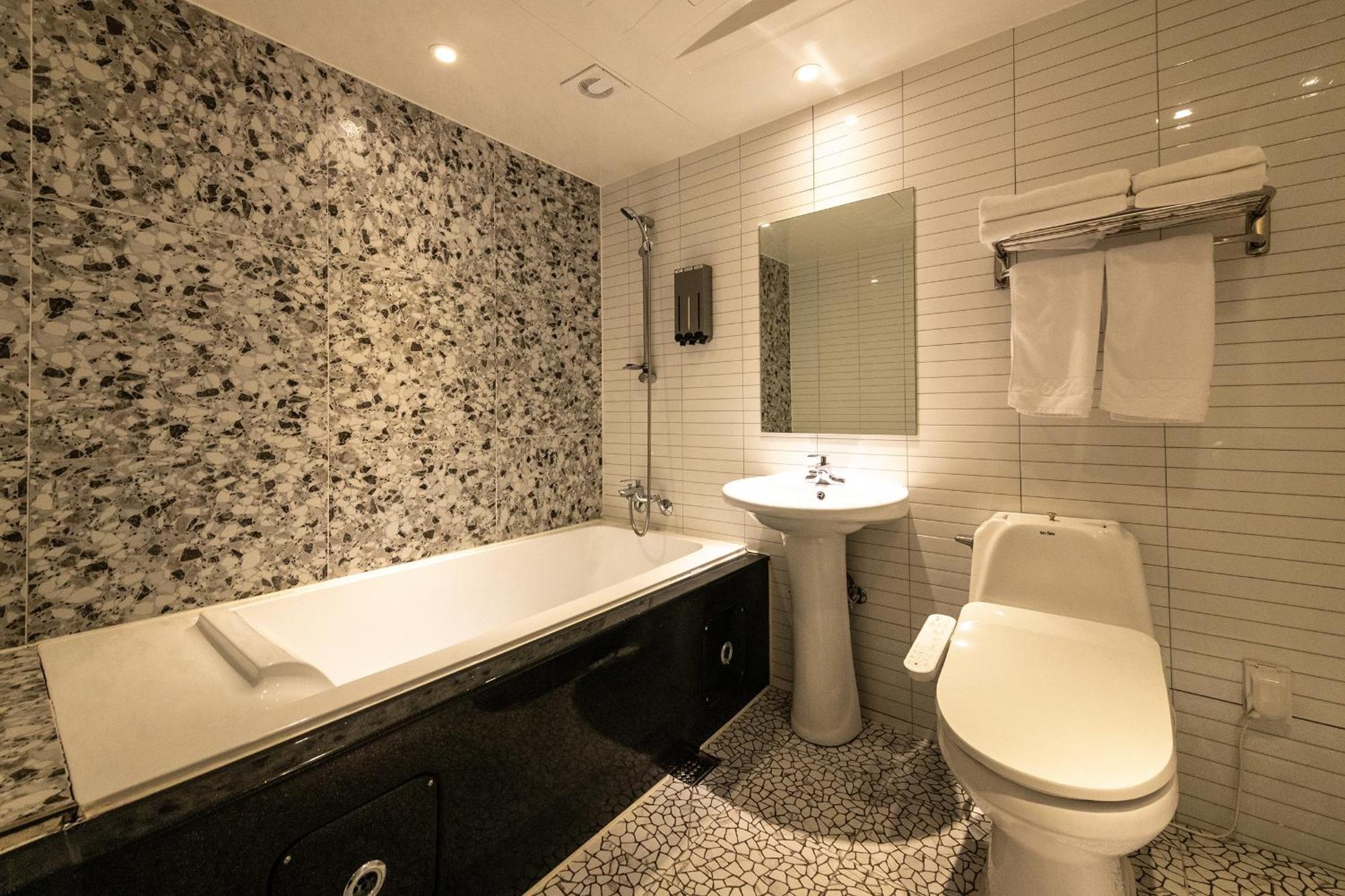 H Avenue Chuncheon Hotell Exteriör bild