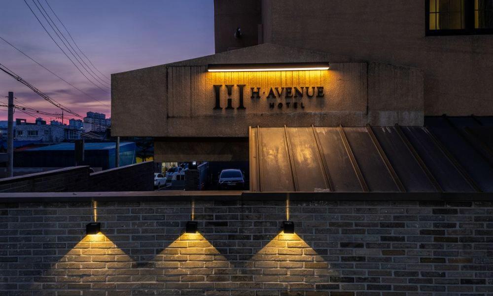 H Avenue Chuncheon Hotell Exteriör bild