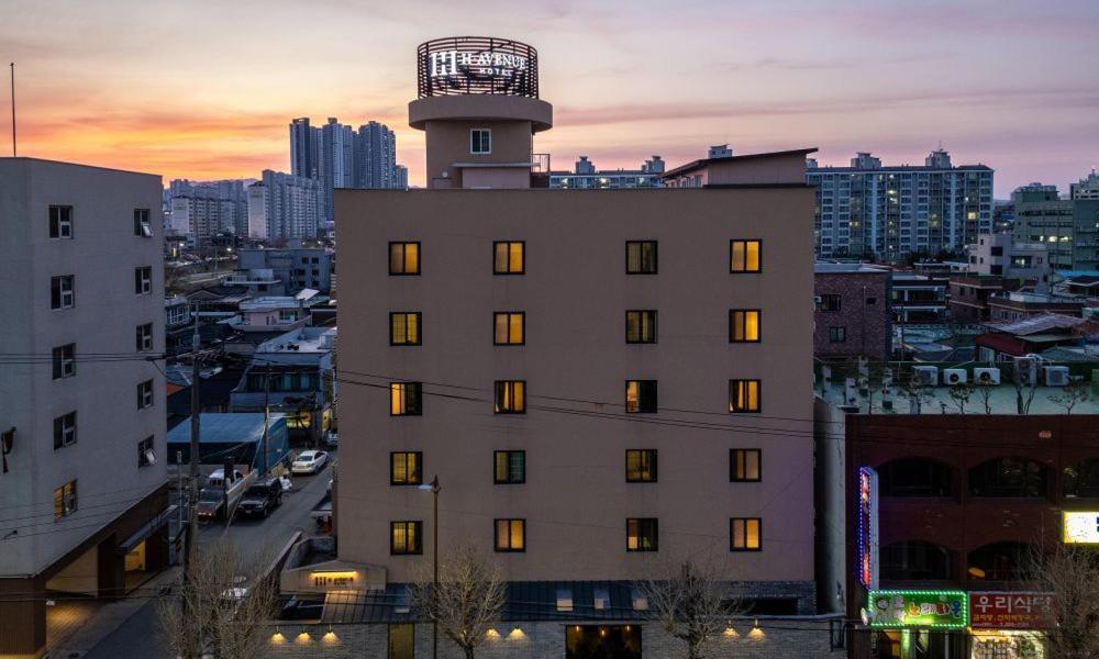 H Avenue Chuncheon Hotell Exteriör bild